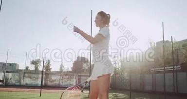 在开始<strong>比赛</strong>前，在网球场上和一个活泼的女人<strong>比赛</strong>，晴天。 4k